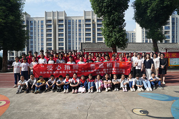 愛心捐書育桃李，企業(yè)擔當暖人心